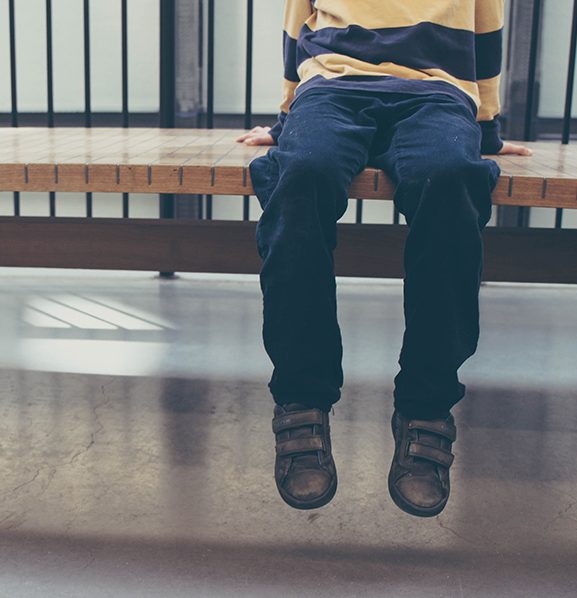 Lapsi odottaa aulassa. Kuvituskuva avio ositus ja huoltajuuskiistat.